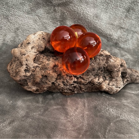 Lucite Acrylic Grape Cluster Orange Amber On Drift Wood Table Art Vintage Retro - Picture 5 of 9